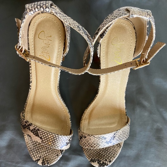 Y-not snakeskin high heels - Picture 6 of 6